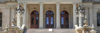 Closeup of the front entrance to the Michigan State Capitol building
